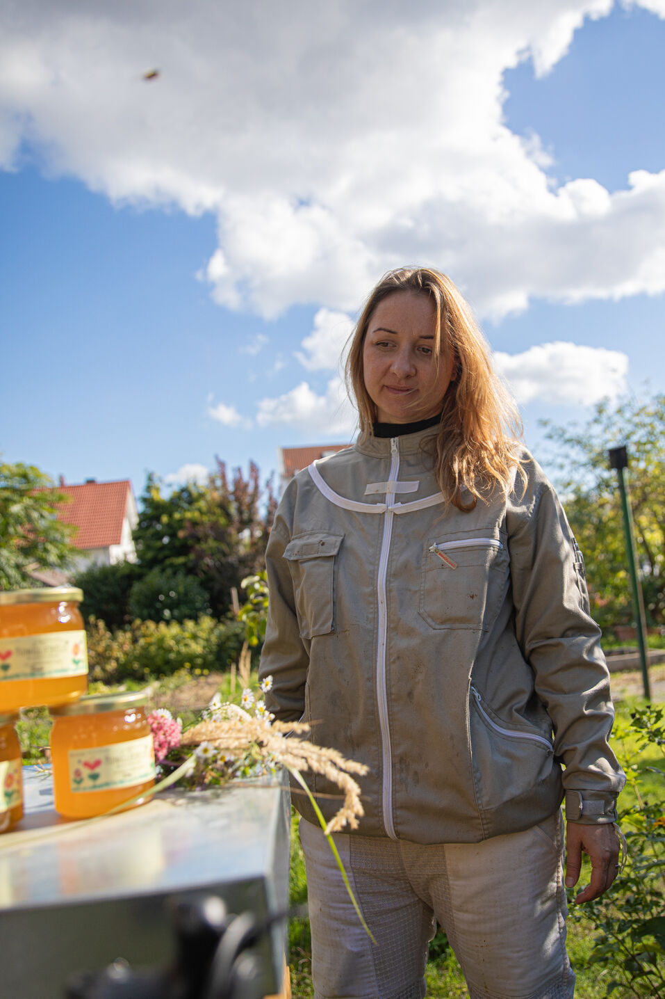 Josie mit ihrem finalen Produkt: Honig