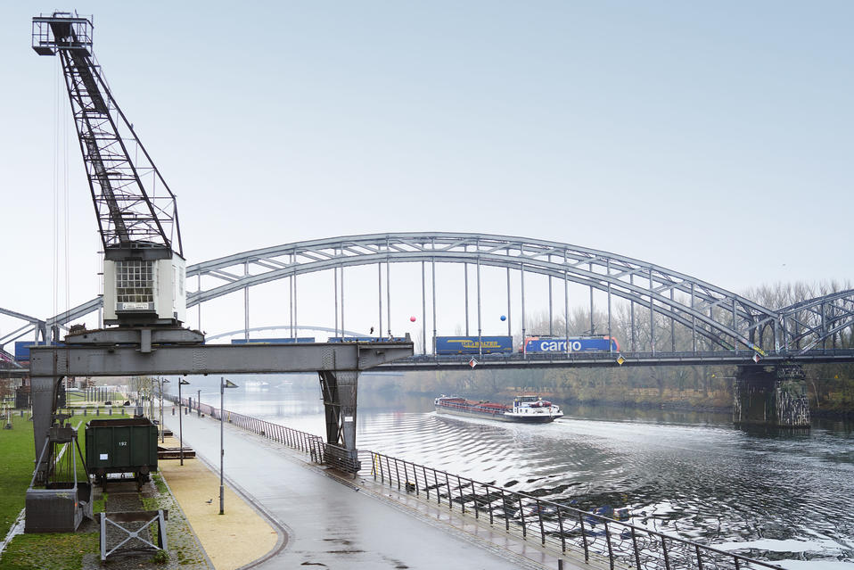 Transportschiff auf dem Main bei Frankfurt