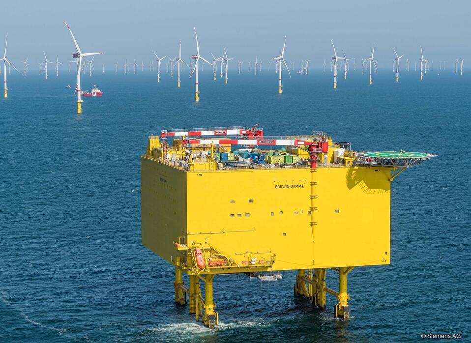 Offshore-Plattform auf hoher See mit Windkraftanlagen im Hintergrund