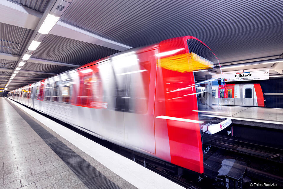 HOCHBAHN bei Einfahrt in die Haltestelle