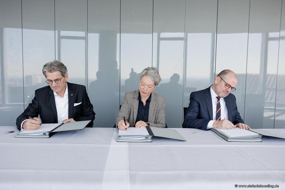 Dr. Ingo Wiedemeier, Vorsitzender Vorstand Frankfurter Sparkasse, Dr. Ina Hartwig, Dezernentin für Kultur und Wissenschaft, Christian Schmid, Vorstand Helaba (v.l.n.r.)