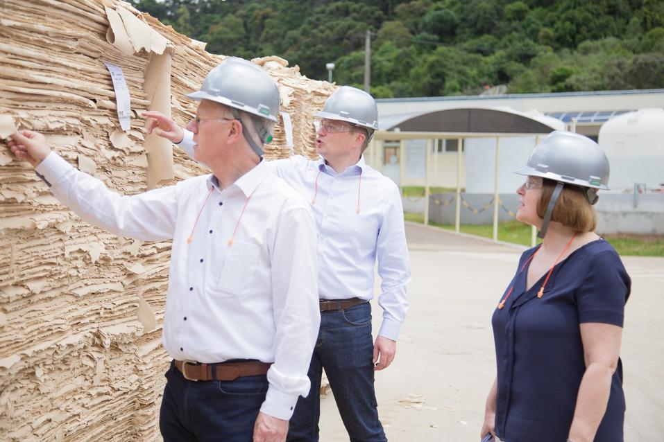 Kollegen des Bereichs Corporate Banking machen sich vor Ort ein Bild von der High Yield Fibers Herstellung. (v.l.n.r. Dr. Ulrich Pähler, Andrej Rempel, Diana Häring)