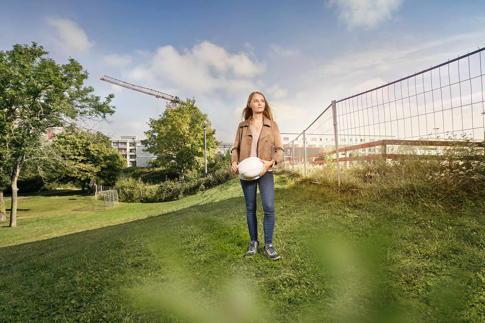 Antonja Rosenthal vor der Baustelle