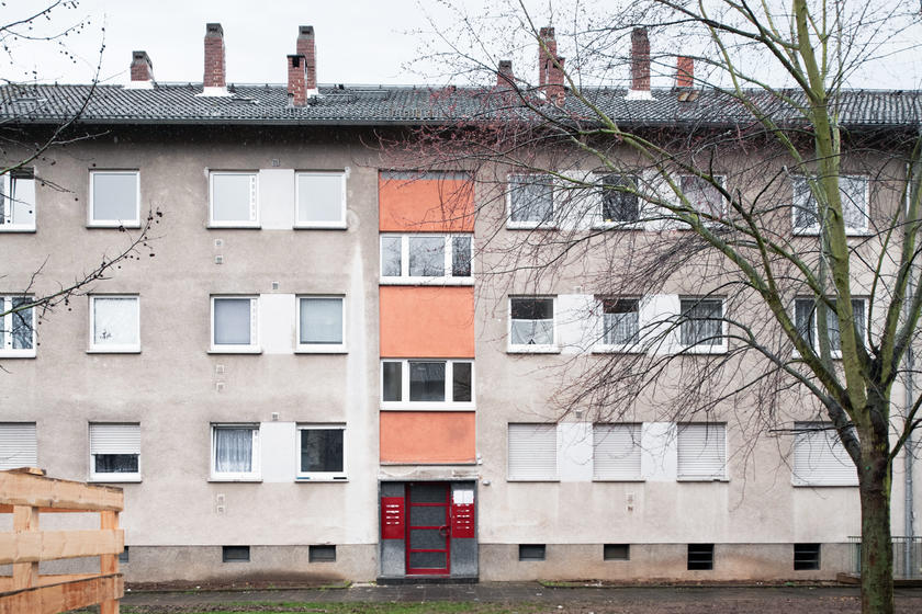 Die Siedlung hat ihre besten Tage lange hinter sich: An den Wohnblöcken bröckeln die Fassaden, der Putz über den Haustürstürzen hängt herunter.