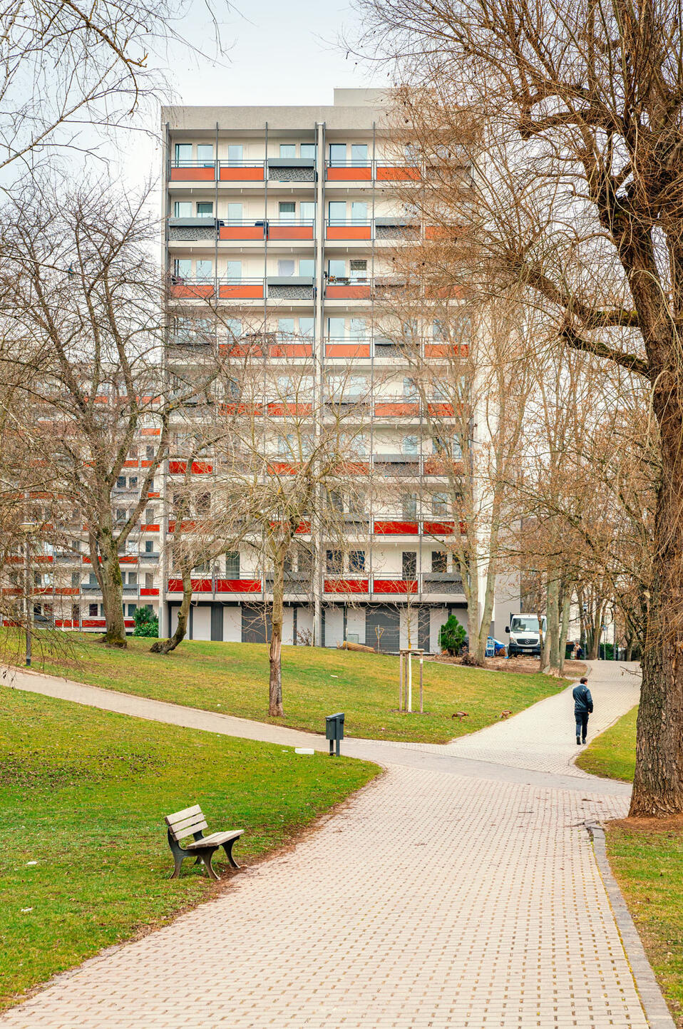 Einige der älteren Gebäude sind bereits aufwendig saniert worden – mit neuen Fenstern, neuer Dämmung und frischen Farben.