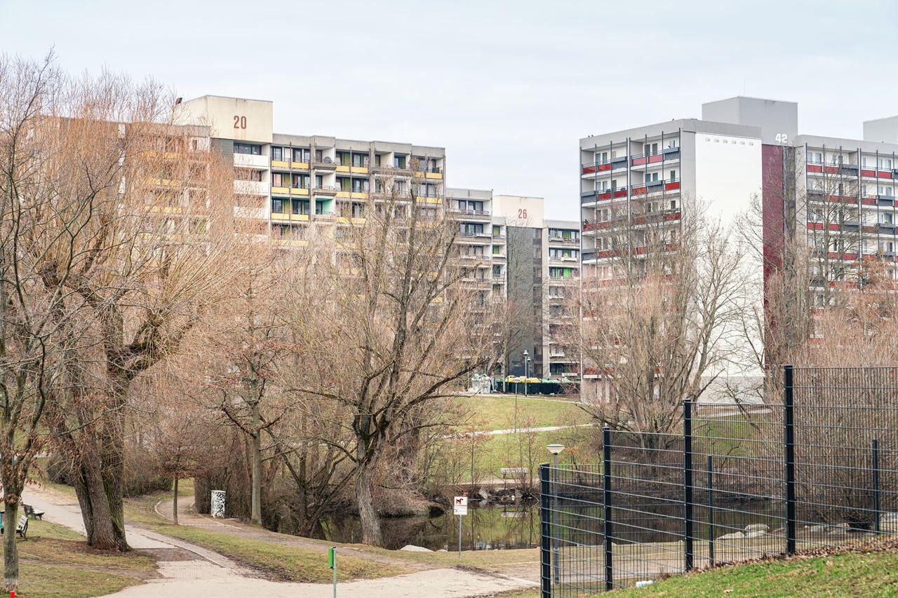 More than 1,600 homes, the great majority of them publicly subsidised, were built on the Ben-Gurion-Ring in the 1970s. Around 1,000 of them are now owned by GWH. 