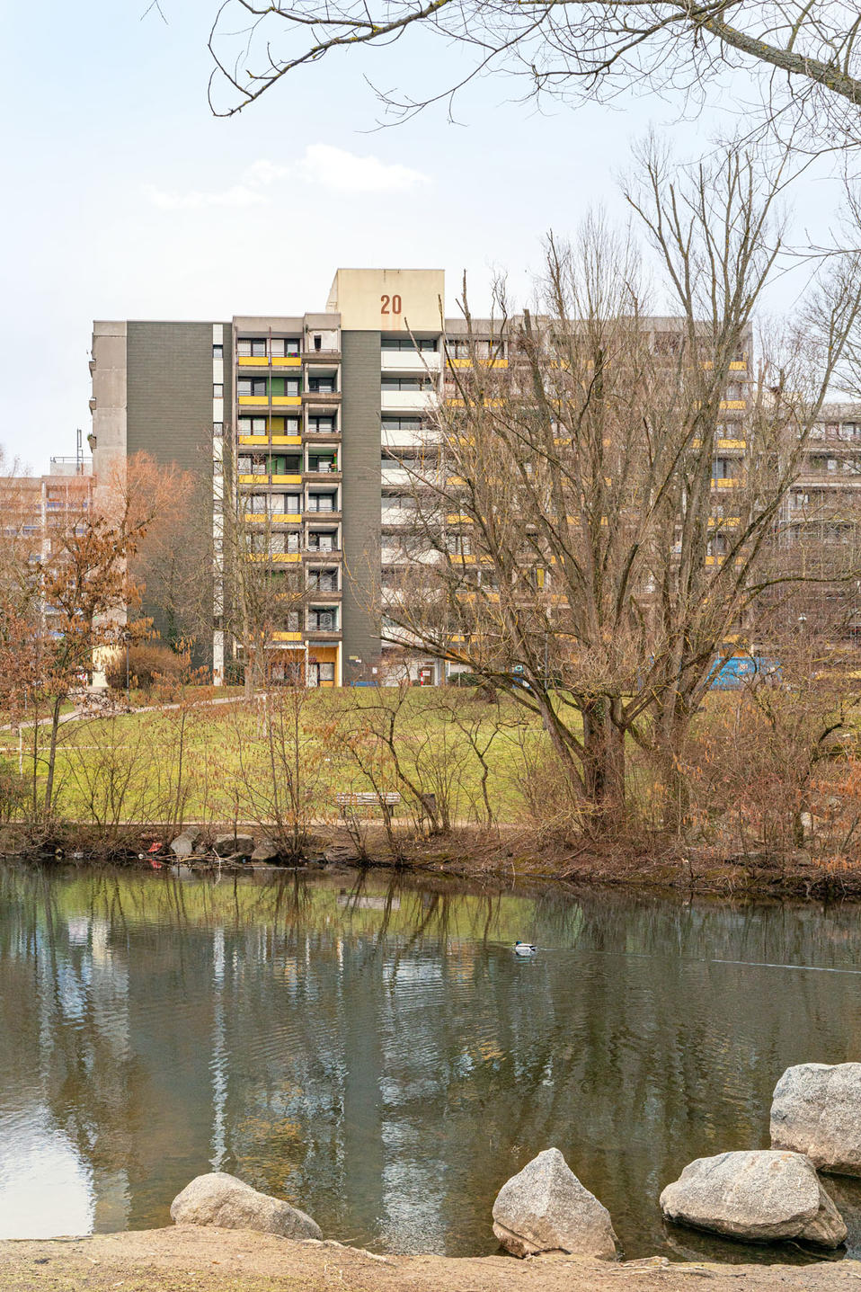 Auch an einem winterlich grauen Märztag fällt es leicht, sich vorzustellen, dass die vielen Plätze und die Wiesen am Bügelsee schon bald wieder voller Leben sein werden. 