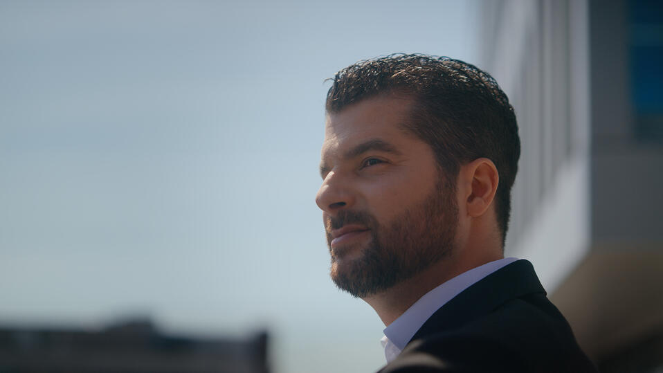 Davide Perillo ist seit 1. Juni 2025 Leiter Unternehmens­­kunden bei der Kasseler Sparkasse. Wir haben ihn im neuen Gebäude der Sparkasse besucht.  