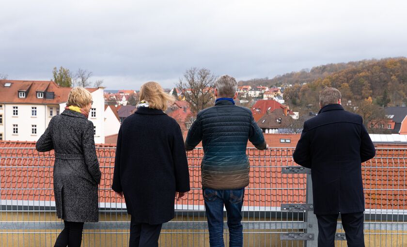 Katja Wolf, Malaika Priebe, Andreas Reinemann und Dr. Christian Kolb auf dem Dach des Fachmarktzentrums