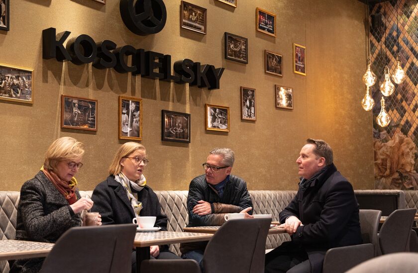 Katja Wolf, Malaika Priebe, Andreas Reinemann und Dr. Christian Kolb in einer Bäckerei im Fachmarktzentrum