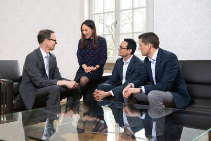 Stephan Kloock, Bereichsleiter Credit Risk Management und fach-licher Sponsor der Beteiligung, im Gespräch mit Helaba-Digital-Geschäftsführerin Lucie Haß, S-Ray-CEO Andreas Feiner und Philipp Kaiser, ebenfalls Geschäftsführer von Helaba Digital.