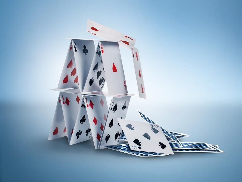 Symbolbild Negativszenario Kartenhaus