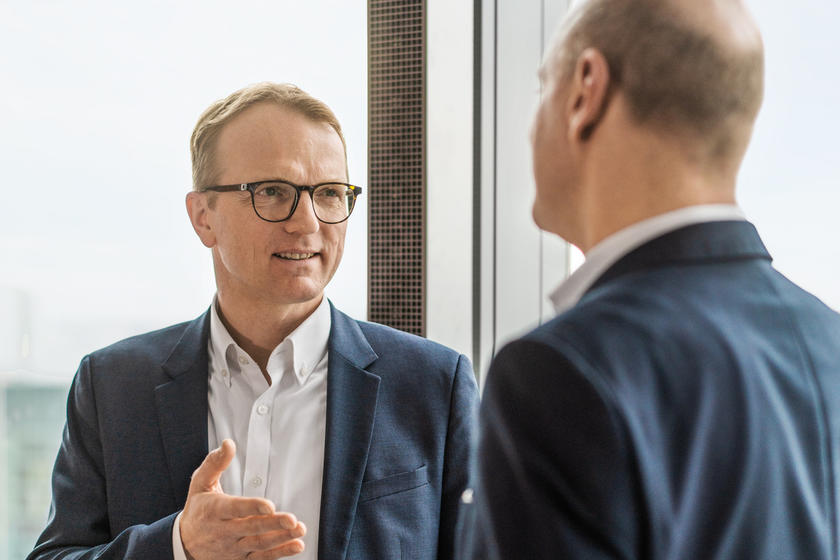 Dirk Eichholz, Leiter Konzernfinanzen und -Risikomanagement EWE, im Gespräch mit seinem Helaba-Großkundenbetreuer Michael Längler.