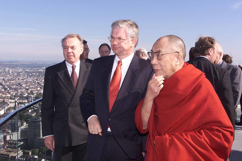 Der Dalai Lama, der damalige hessische Ministerpräsident Roland Koch und der damalige Helaba-Chef Dr. Günther Merl auf der Aussichtsplattform des MAIN TOWER