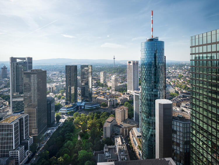 Frankfurter Skyline mit Maintower und Blick auf den Taunus